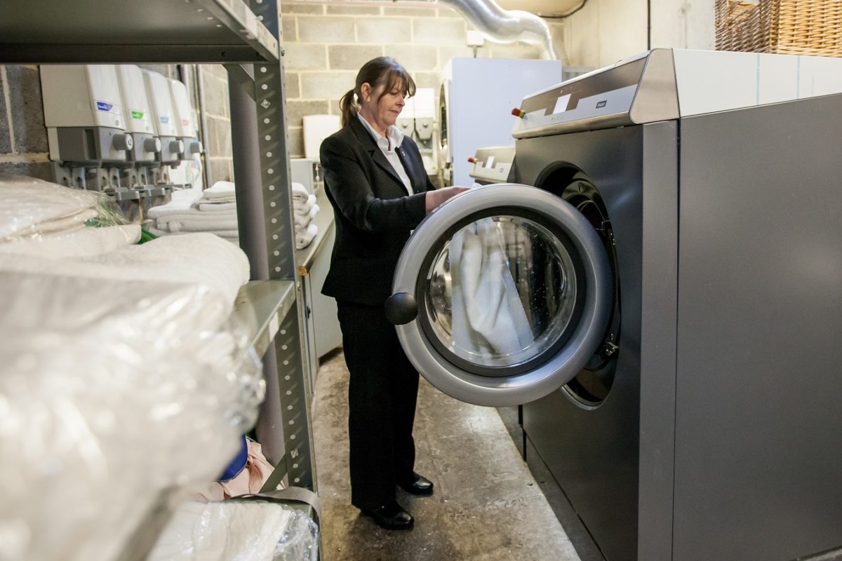les machines à laver et séchoirs proposés par Armstrong France pour les hôtels et les restaurants sont adaptés à un usage intensif